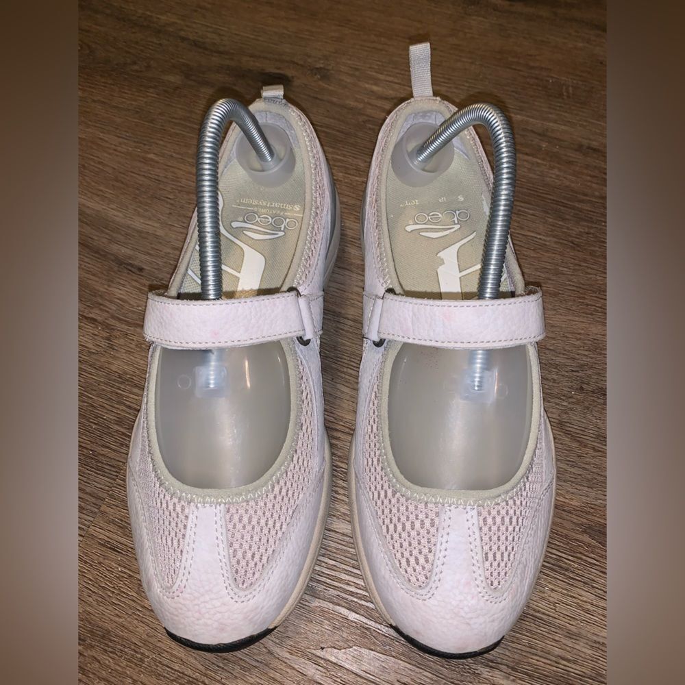 Abeo woman’s sneakers leather upper excellent pre owned condition size 8.5.
